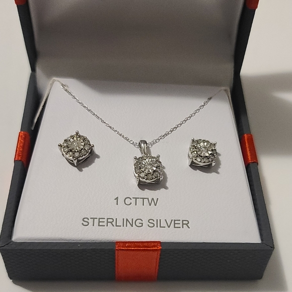Womens sterling silver 1 carat diamonds earing and matching Necklace. - Picture 2 of 6